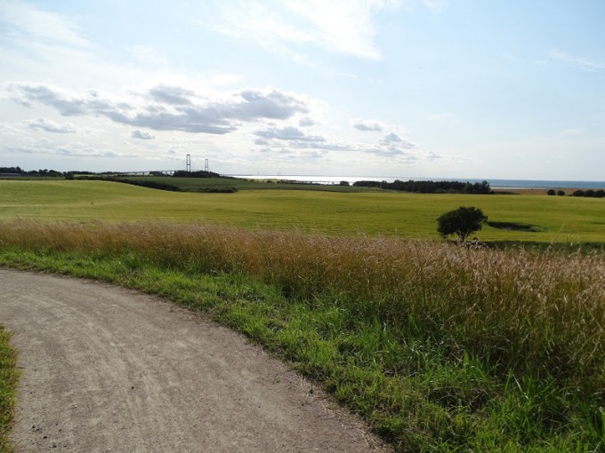 Et vue ud over landskabet omkring Musholm Ferie Sport Konference. Et stisystem, der også er tilgængeligt for mange med funktionsnedsættelser, snor sig rundt i landskabet (foto juli 2015).