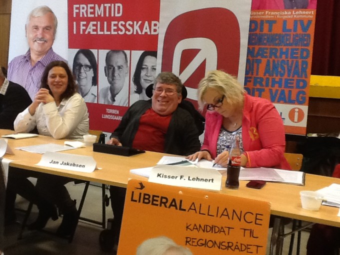 Foto med politikere i panel fra valgkampen op til kommunevalget i 2013