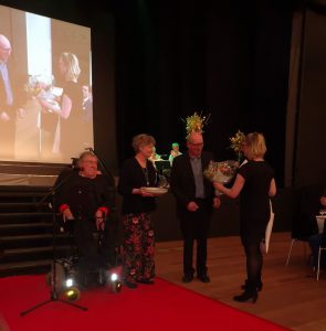 Overrækkelse af Handicapprisen 2019. Carsten Hansen og Merete Thaaning er på vegne af Østagergård ved at få overrakt blomster og en gave, der følger med prisen.